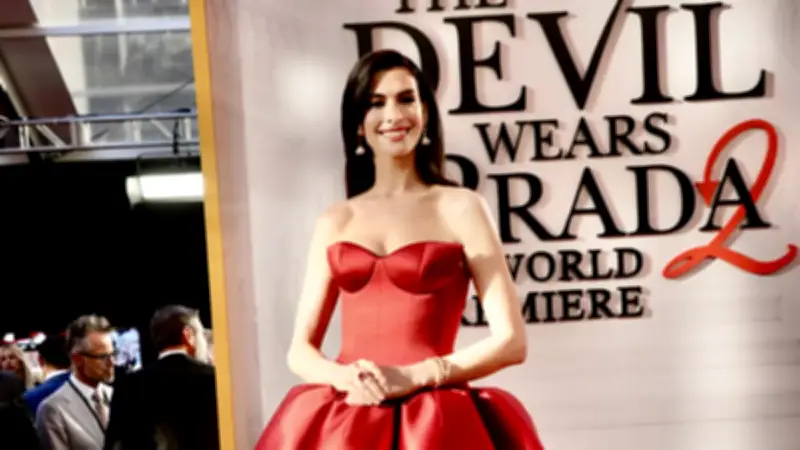 Anne Hathaway Kırmızı Elbiseyle Büyüyen Karnını Gösterdi