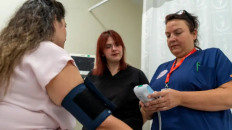 Anne Hemşire ve Kızı Doktor Aynı Acil Serviste Omuz Omuza Hayat Kurtarıyor