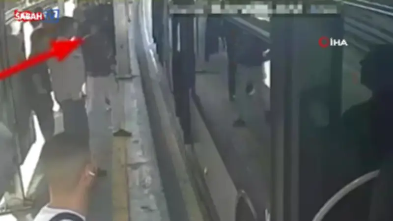 Avcılar'da metrobüste yankesicilik: Telefon çalan hırsız kameraya yakalandı