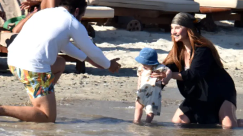 Başak Gümülcinelioğlu ve Çağrı Çıtanak Bodrum'da Aile Tatilinde