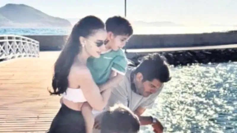 Bodrum'da Aile Sürprizi: Fahriye Evcen ve Burak Özçivit'in Pozu Kalpleri Isıttı