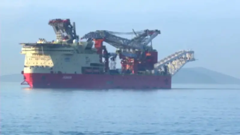 Boru Döşeme Gemisi JSD6000 İstanbul Boğazı'ndan Geçti, Trafik Kapatıldı
