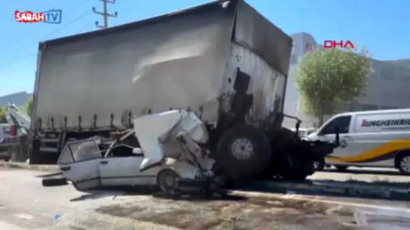 Bursa Kestel'de freni boşalan kamyon 2 araca çarptı: 3 yaralı
