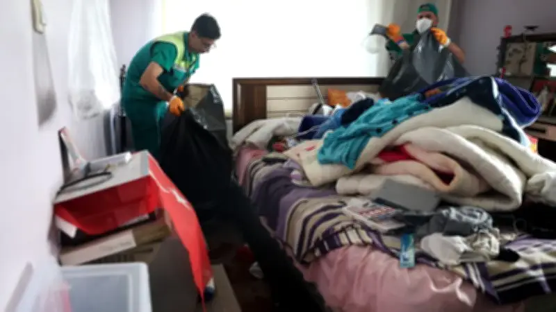 Bursa'da Bir Evden 5 Ton Çöp Çıkarıldı: Mahalle Sakinleri Rahat Nefes Aldı
