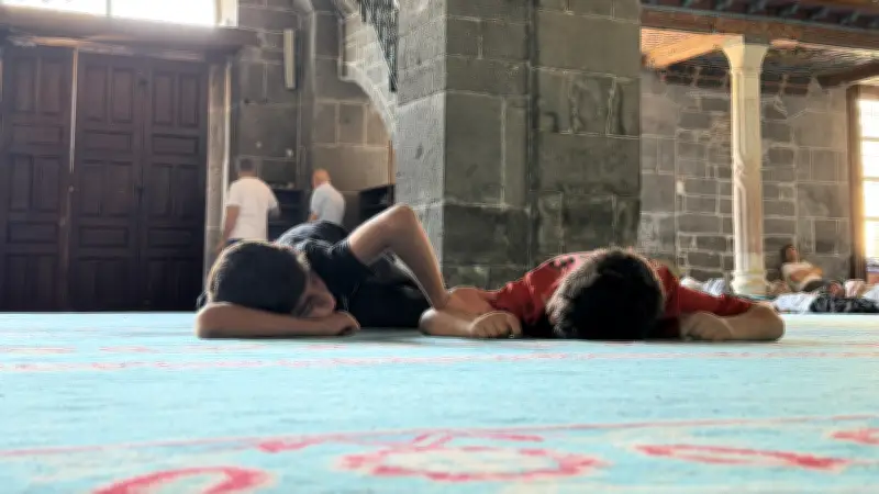 Diyarbakır'da 40 Derece Sıcaklıkta Camiler Serinleme Adresi Oldu