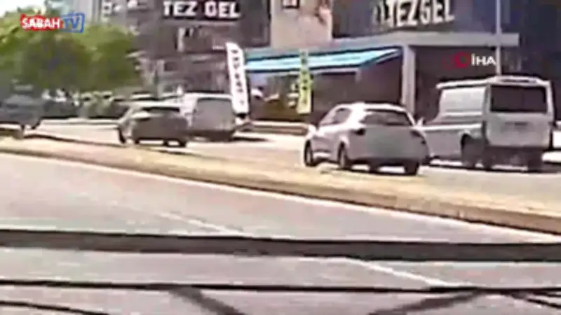 Diyarbakır'da üst geçitten düşen şahıs ağır yaralandı: O anlar kamerada