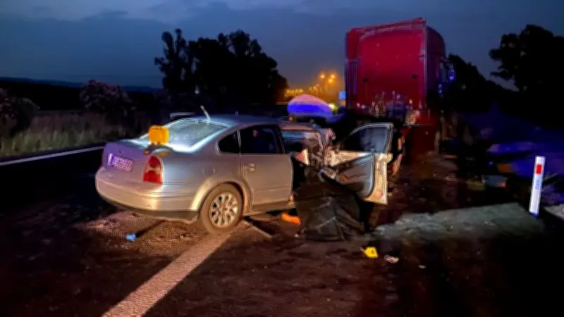 Emniyet şeridinde duran TIR'a otomobil çarptı: 2 ölü