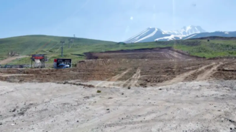 Erciyes Kayak Merkezi'nin Develi Kapısı'na yürüyen bant geliyor