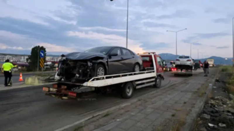 Erzurum'da 3 Araç Çarpıştı: 5 Yaralı Hastaneye Kaldırıldı