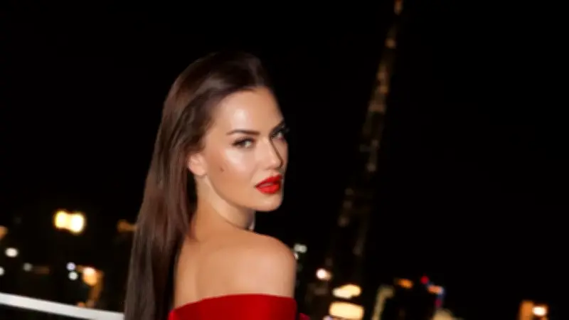 Fahriye Evcen'den Peş Peşe Paylaşımlar: Eşi Burak Özçivit Yorum Yaptı