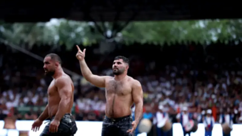 Gençlik ve Spor Bakanı Osman Aşkın Bak, Erkan Taş'ı Tebrik Etti