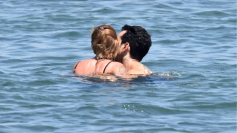 Gökhan Türkmen, eşi ve çocuklarıyla Bodrum tatilinde