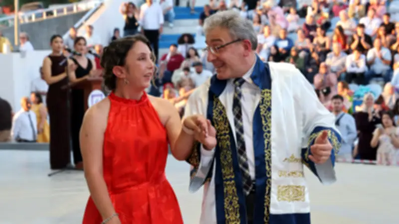 Görme engelli Kardelen annesinin gözleriyle üniversiteden mezun oldu