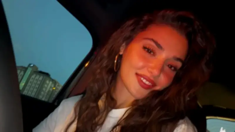 Hande Erçel'in 'Üzmek Tehlikeli ve Yasaktır' Paylaşımı Kafa Karıştırdı