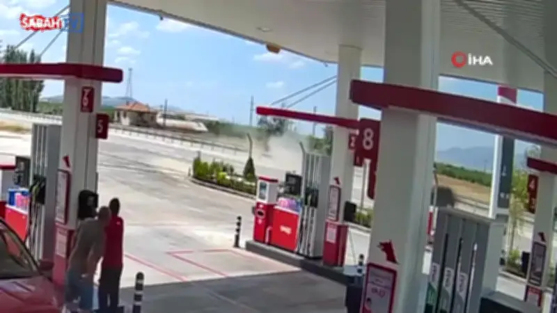 Karaman'da Otomobil Bariyerlere Çarptı: Kaza Anı Kamerada