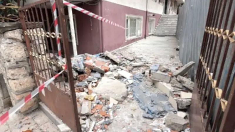 Küçükçekmece'de Balkonları Çöken 5 Katlı Apartman Tahliye Edildi