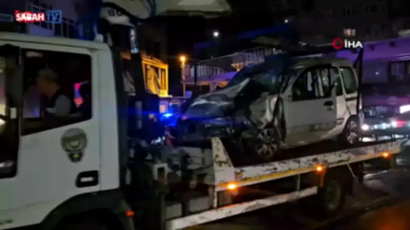 Küçükçekmece'de Makas Atan Sürücü Kaza Yaptı: 2 Yaralı