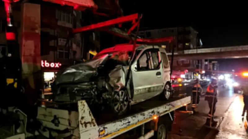 Küçükçekmece'de Makas Atan Sürücü İki Araca Çarptı: 2 Yaralı