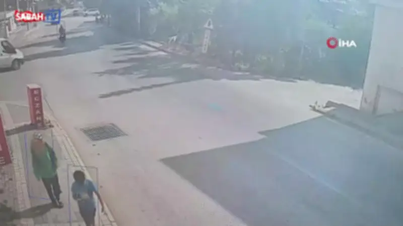 Manavgat'ta iş makinesi bahçeye devrildi: Sürücü hayatını kaybetti