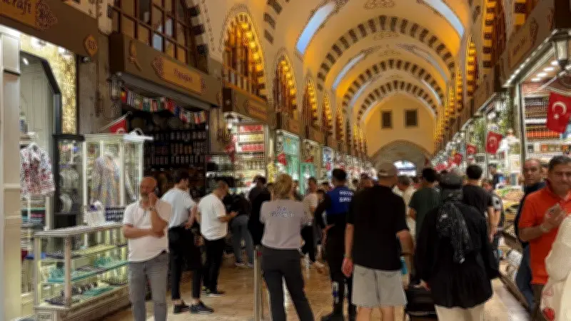 Mısır Çarşısı'nda Korkutan Yangın: Olay Yerine Çok Sayıda Ekip Sevk Edildi