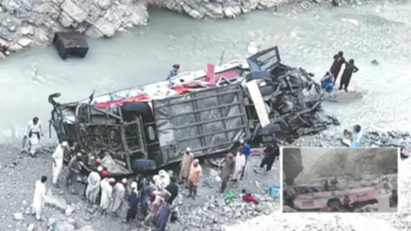 Pakistan'da Otobüs Uçuruma Devrildi: 40 Ölü, 8 Yaralı