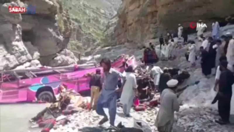 Pakistan'da yolcu otobüsü dev çukura uçtu: 40 ölü, 8 yaralı