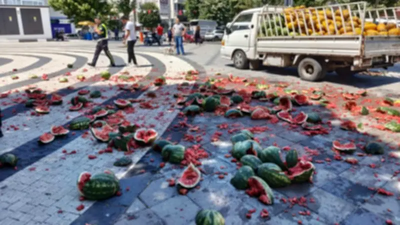 Satış izni verilmedi, karpuzları belediye önünde parçaladı