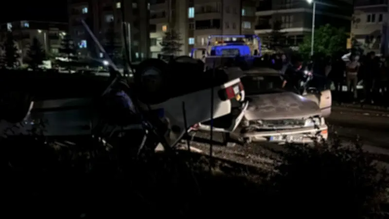 Sivas'ta Otomobiller Çarpıştı: 5 Yaralı, 2 Hastanede Tedavi Altında