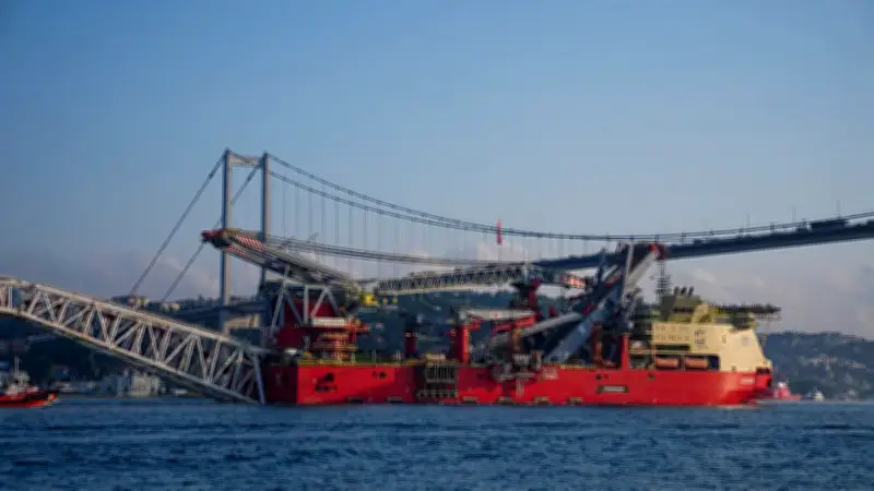 İstanbul Boğazı çift yönlü trafiğe kapatıldı! 215 metrelik JSD6000 geçti