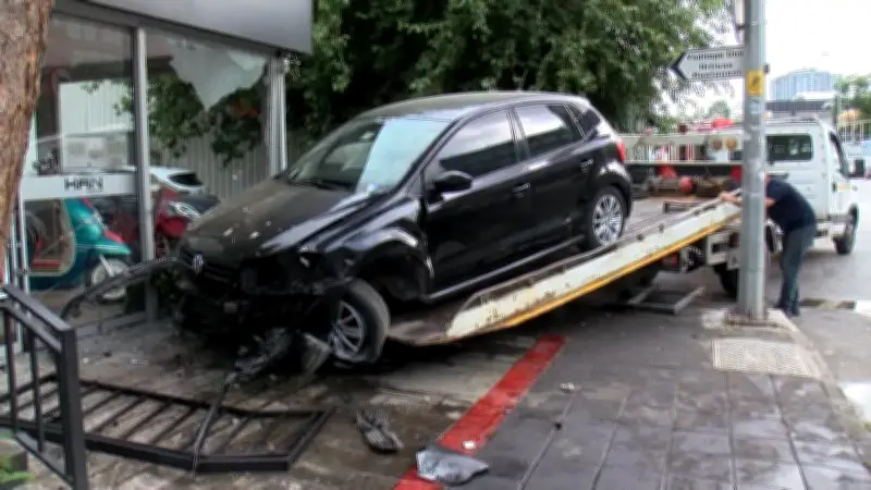 İstanbul Kadıköy'de sürücüsünün direksiyon hakimiyetini kaybettiği otomobil motosiklet dükkanına daldı