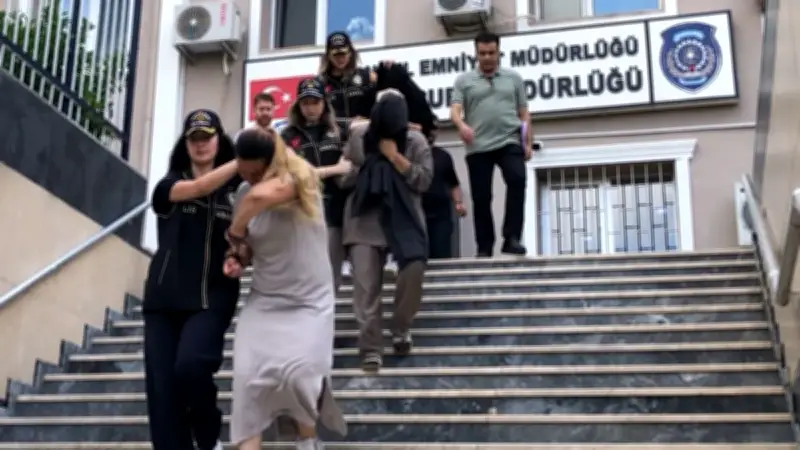 İstanbul'da 3 kadın soyguncu çalıntı mallarla takside yakalandı