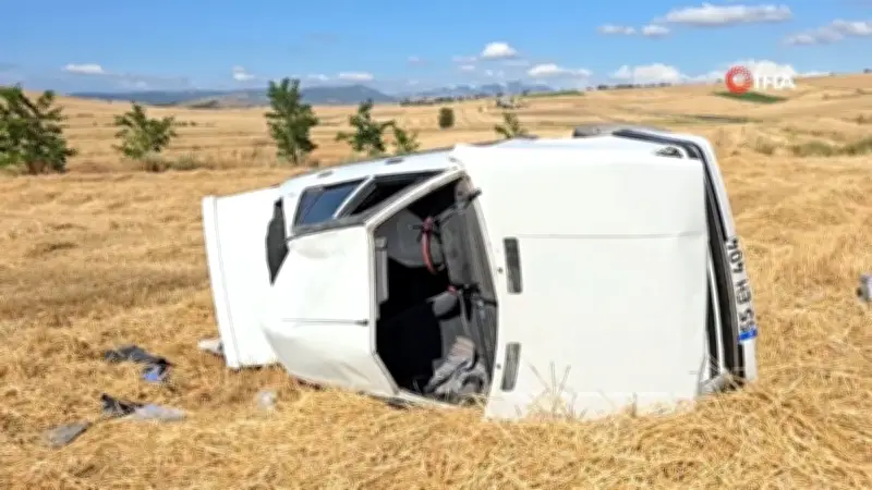 Vezirköprü'de Otomobil Tarlaya Uçtu: 2 Yaralı