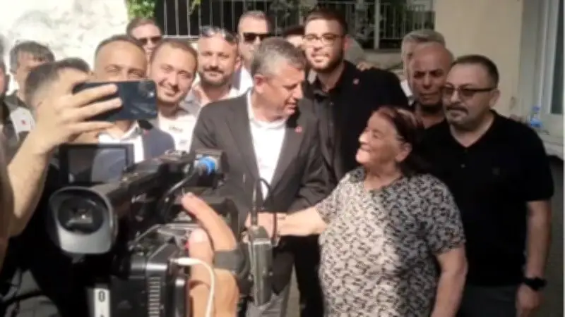 Özgür Özel, vefat eden emekli öğretmen Köksal Köse'nin ailesine taziye ziyaretinde bulundu