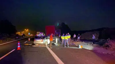 Adana'da TIR'a Çarpan Otomobil Hurdaya Döndü: 2 Kişi Hayatını Kaybetti