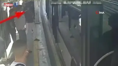 Avcılar'da metrobüste yankesicilik: Telefon çalan hırsız kameraya yakalandı