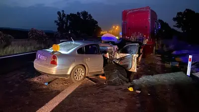Emniyet şeridinde duran TIR'a otomobil çarptı: 2 ölü