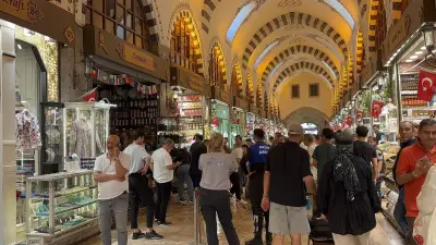 Mısır Çarşısı'nda Korkutan Yangın: Olay Yerine Çok Sayıda Ekip Sevk Edildi
