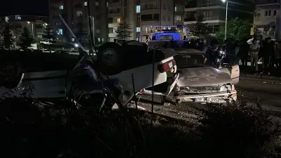 Sivas'ta Otomobiller Çarpıştı: 5 Yaralı, 2 Hastanede Tedavi Altında