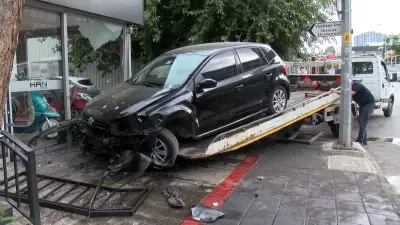 İstanbul Kadıköy'de sürücüsünün direksiyon hakimiyetini kaybettiği otomobil motosiklet dükkanına daldı