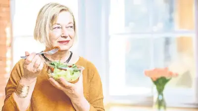 Yaşlanmayı Hızlandıran ve Yavaşlatan Beslenme Alışkanlıkları