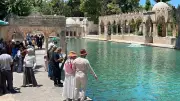 Şanlıurfa'da Kavurucu Sıcaklık 40 Dereceyi Buldu, Vatandaşlar Gölgeliklerde Serinliyor