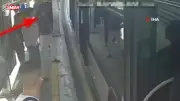 Avcılar'da metrobüste yankesicilik: Telefon çalan hırsız kameraya yakalandı