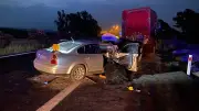 Emniyet şeridinde duran TIR'a otomobil çarptı: 2 ölü