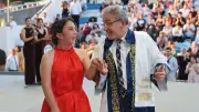 Görme engelli Kardelen annesinin gözleriyle üniversiteden mezun oldu