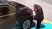 Kars'ta Türk bayrağını öpen kadına Vali Polat'tan bayrak hediyesi