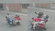 Mersin Tarsus'ta motosiklet kazası: 1 çocuk 3 yaralı, kaza anı kamerada