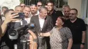 Özgür Özel, vefat eden emekli öğretmen Köksal Köse'nin ailesine taziye ziyaretinde bulundu