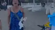 İzmir'de plajda tesettürlü anne ve kızına sözlü saldırı